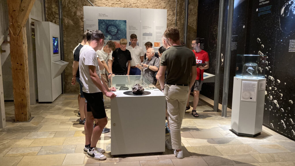 Im Rieskrater-Museum: Pino Völkl erklärt